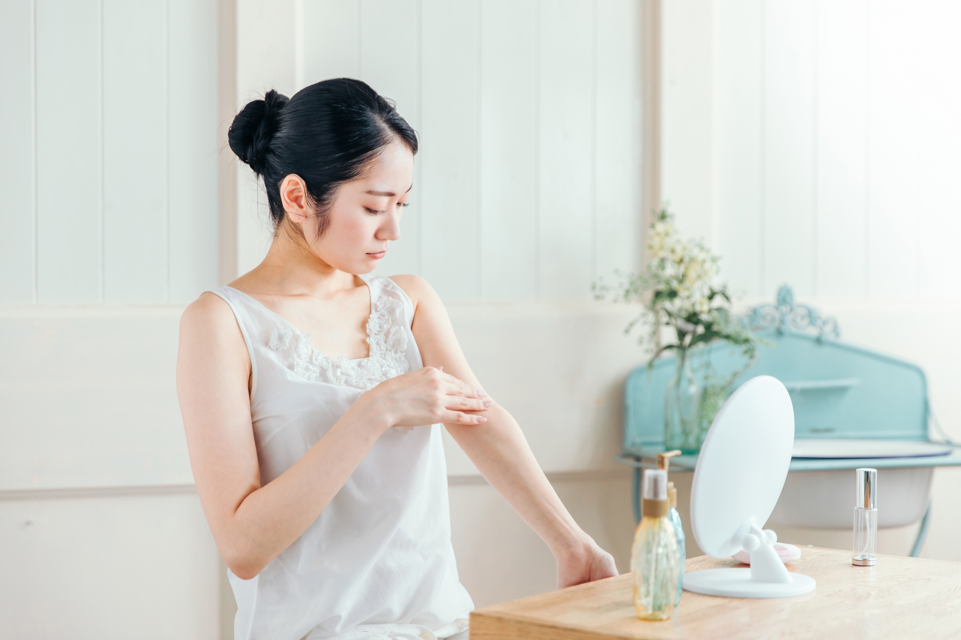 ボディケアをする女性